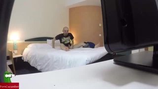 Camara oculta en un hotel graba a una pareja que esta muy cachonda y tiene sexo oral en la habitacio